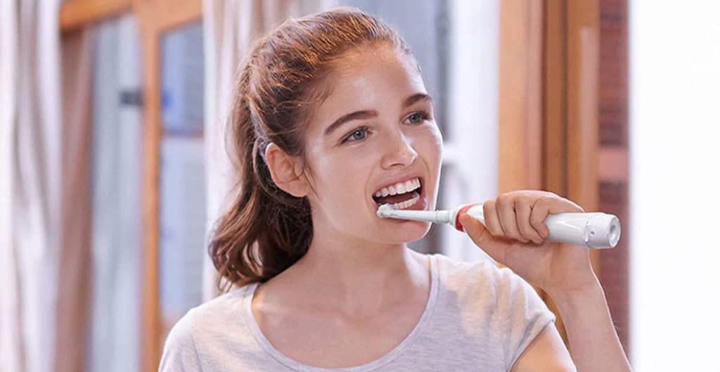 se brosser avec une brosse à dents électrique